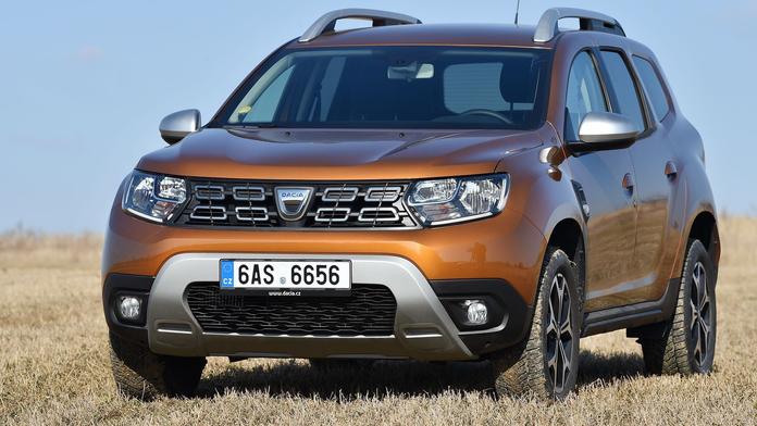 Dacia obstála proti Ferrari. Luxusní vozidlo skončilo po srážce v příkopu