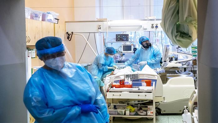 PŘEHLEDNĚ: Jak dobře chrání očkování? Stát zveřejnil data o lidech s covidem