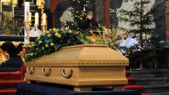Pohřebáci zlomili chlapci (19) nohu, aby se jim vešel do rakve