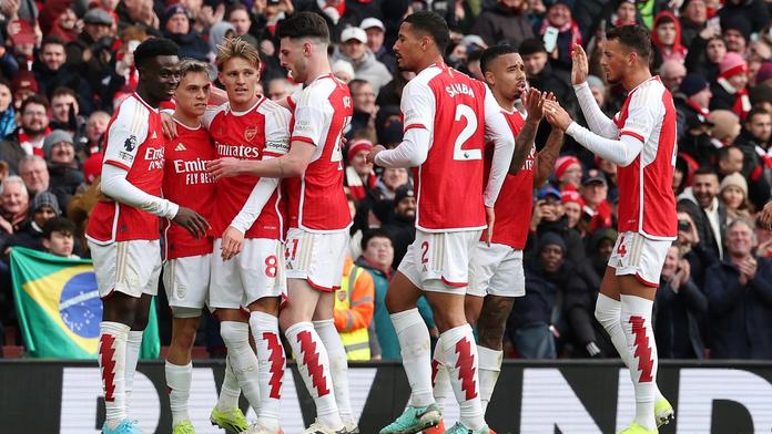 Arsenal zvládl nervózní derby a drží šanci na titul. Uspěli ale i Citizens