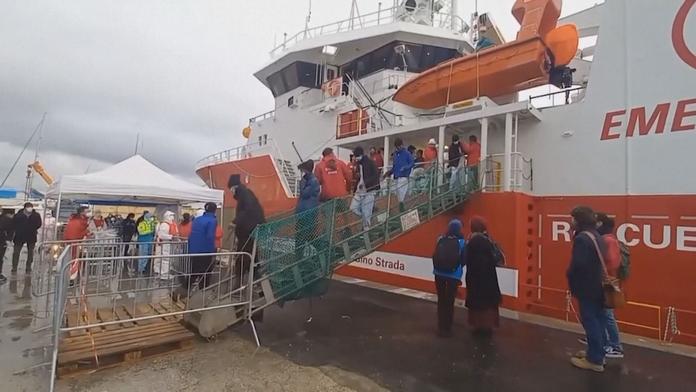 Migranti vystupující z lodi