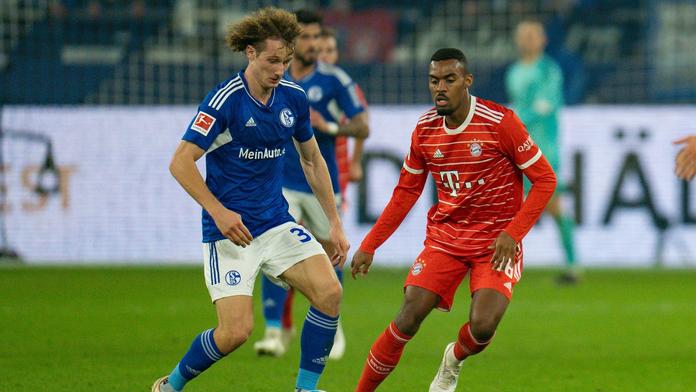 Alex Král v zápase proti Bayernu Mnichov