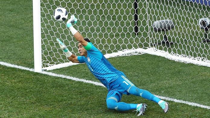 Egyptský dědek chytil penaltu! Ve 45 letech je nejstarší hráč historie