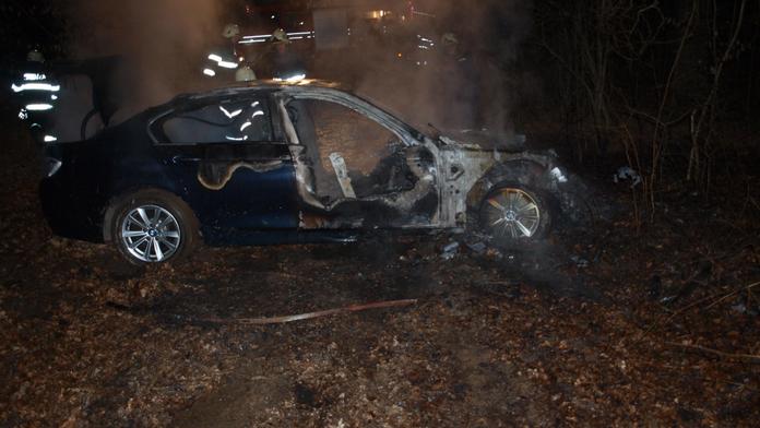 Řidič si chtěl zkrátit cestu přes les, shořelo mu luxusní BMW