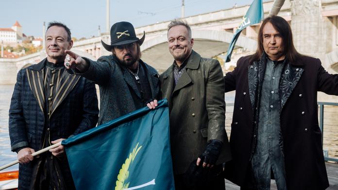 Frontman kapely Lucie se tajně oženil: Netradiční svatba jen ve dvou