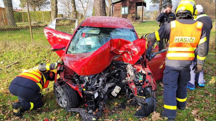 Tragická nehoda na Karvinsku. Po nárazu do stromu zemřel řidič