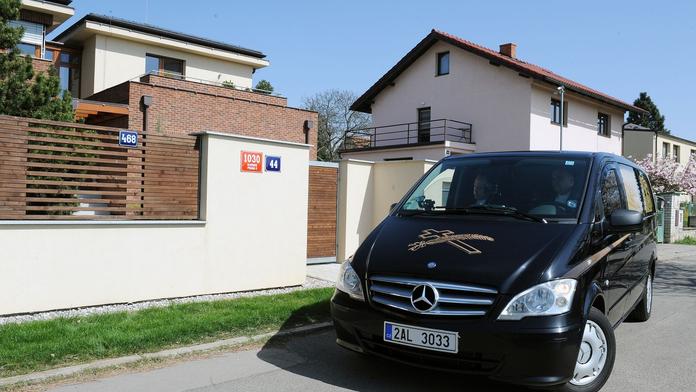 VIDEO: Poslední cesta Grosse, opouští dům, kde vychovával děti