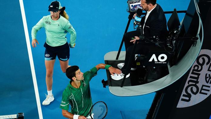 I tohle je král Melbourne. Djokovič sáhl na sudího a nadával publiku