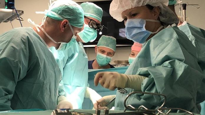 Žena v USA zemřela po transplantaci plic infikovaných koronavirem