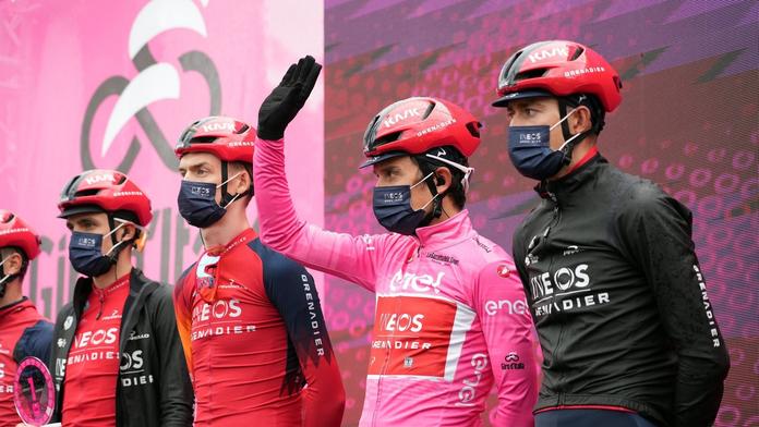 Cyklisté týmu Ineos v rouškách