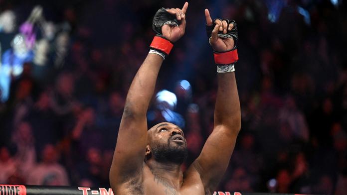 Návrat krále do UFC. Jones vyřídil soupeře v 1. kole a kraluje těžké váze