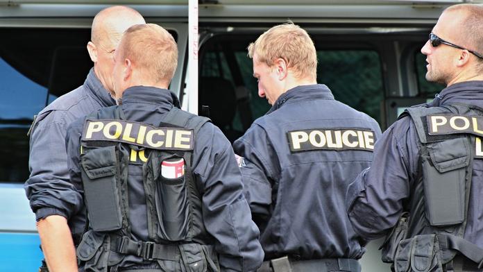 Policisté by měli dostat lepší zbraně a více ochrany, hodnotí expert