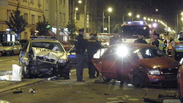 Šestnáctiletý mladík ve fabii smetl při honičce v Praze policejní vůz