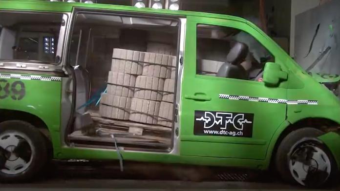 Crash test naložené dodávky: Co se stane s řidičem? Není to hezký pohled