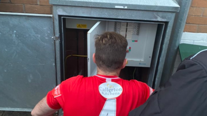 Fotbalista i elektrikář. Záložník po výpadku světel zachránil zápas