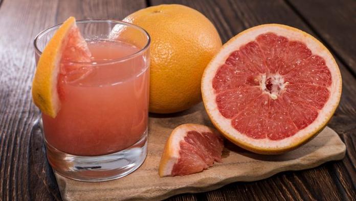 Pijte grapefruitovou šťávu, když jíte tučné jídlo! ZHUBNETE