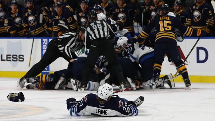 Servalo se to jak v Čechově! Hit na hvězdu NHL i bitka v závěru VIDEO