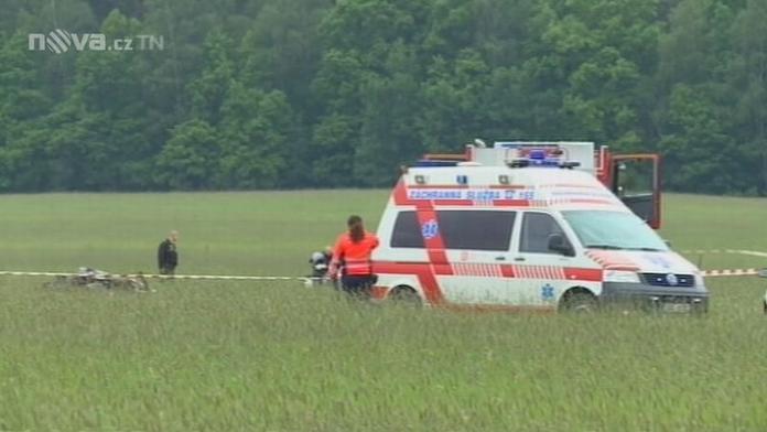 V Českých Budějovicích spadl vrtulník. V plamenech zemřeli dva lidé