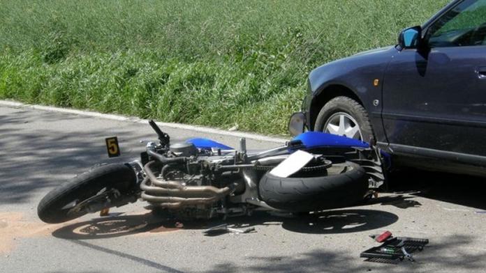 Motorkář traktor nepřetlačil. Skončil v nemocnici