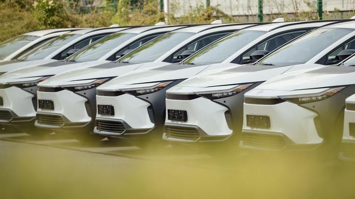 Úředníci už přebírají elektromobily za stovky milionů. Toyota jich dodá státu 500