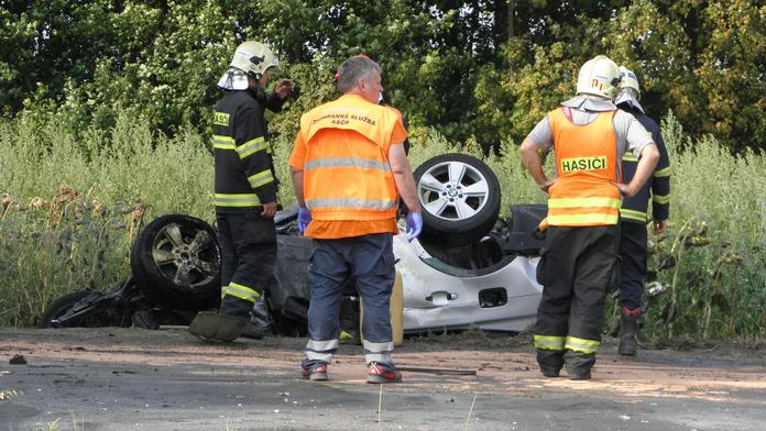 Tragédie: BMW vjelo pod kamion. Uhořel v něm člověk