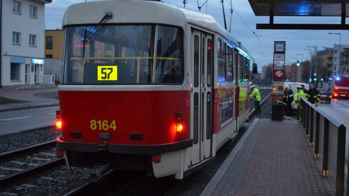 V Praze se srazily dvě tramvaje, sanitky odvezly šest zraněných