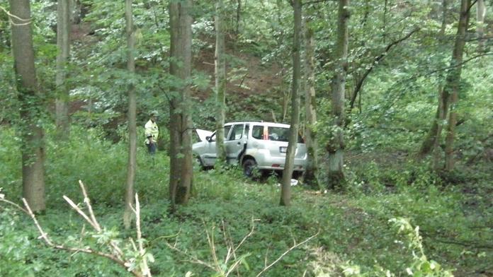 Žena nevybrala za Prahou prudkou zatáčkou a vletěla s autem do lesa