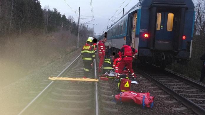 Chlapce (15) a dívku (14) srazil vlak u zastávky, na místě zemřeli