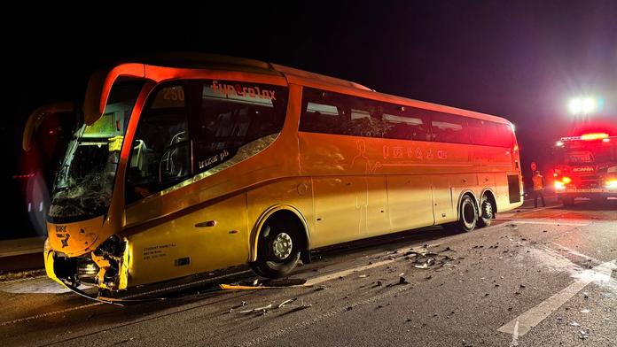 Srážka autobusu s dodávkou na jihu Čech. Řidiče museli vyprostit