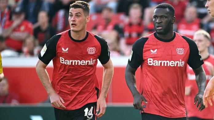Útočníci Patrik Schick (vlevo) a Victor Boniface