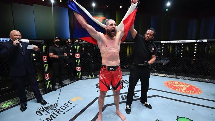UFC aktualizovalo žebříček. Procházka se vyšplhal na druhé místo