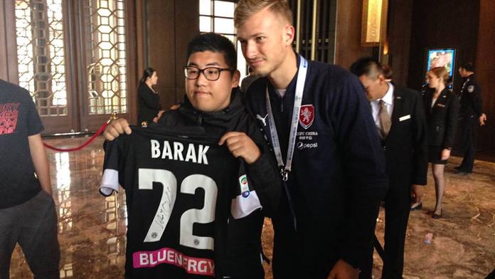 To by se mu v Česku nestalo! Baráka překvapil čínský fanoušek
