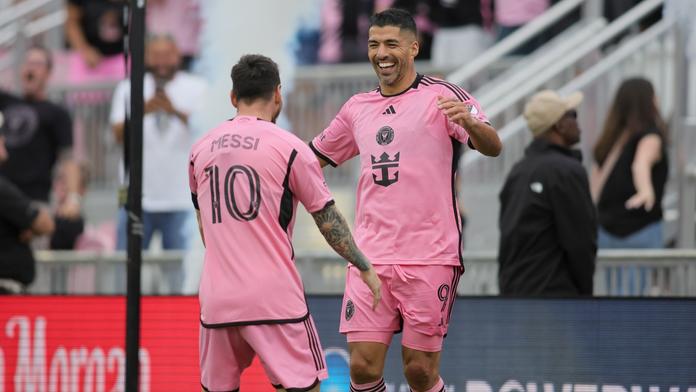 Lionel Messi a Luis Suárez slaví gól Interu Miami proti Orlandu City