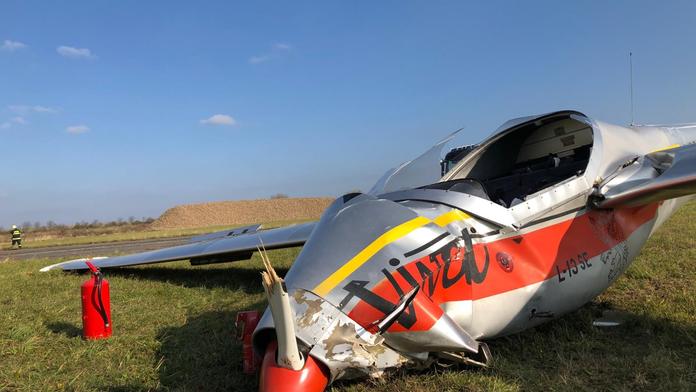 Pilot zapíchl letoun do pole u letiště. Tvrdé přistání přežil&nbsp;
