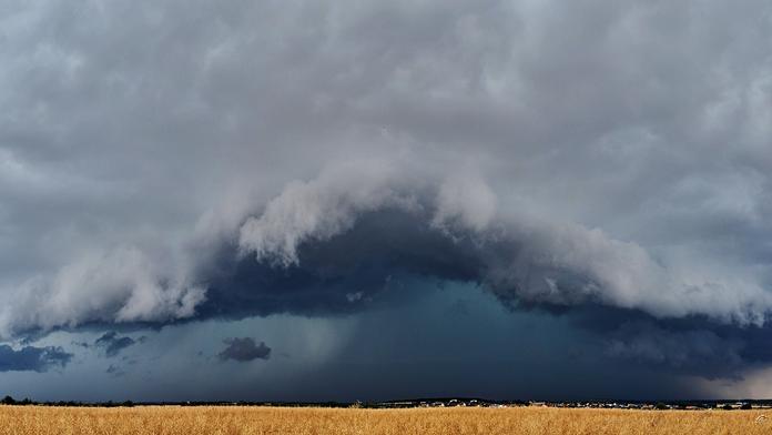 Krupobití i gigantický mrak. U Prahy řádilo bláznivé počasí. FOTO