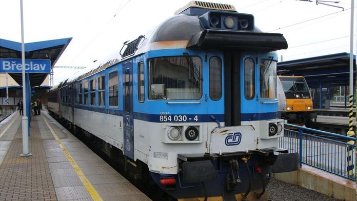 Vlakvedoucí vypadl z vlaku za jízdy. Inspekce odhalila důvod tragické události