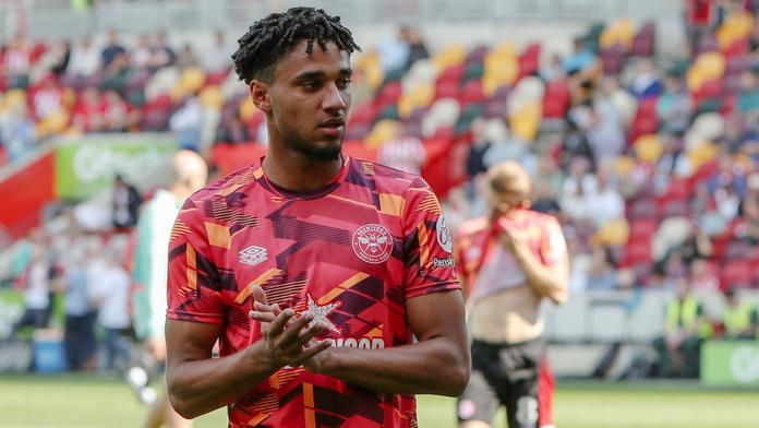 Německý fotbalista Kevin Schade v dresu Brentfordu