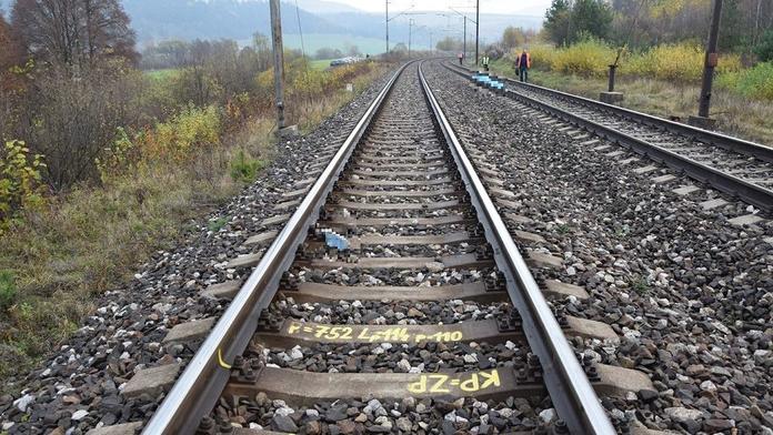 Dívky se držely za ruce a šly v mlze po kolejích, přejel je vlak