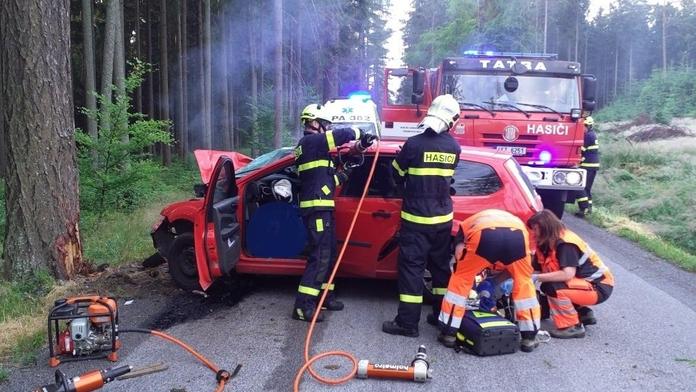 K nehodě osobního auta v Borové letěl vrtulník. Řidiči už ale nebylo pomoci