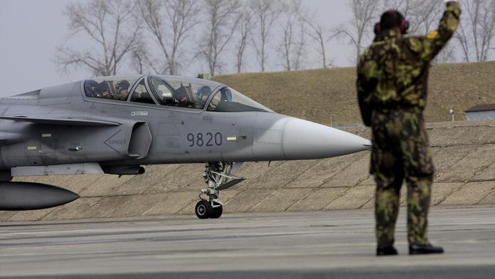 PRÁVO: Česko budou i dál hlídat gripeny! Pro je Sobotka i Babiš