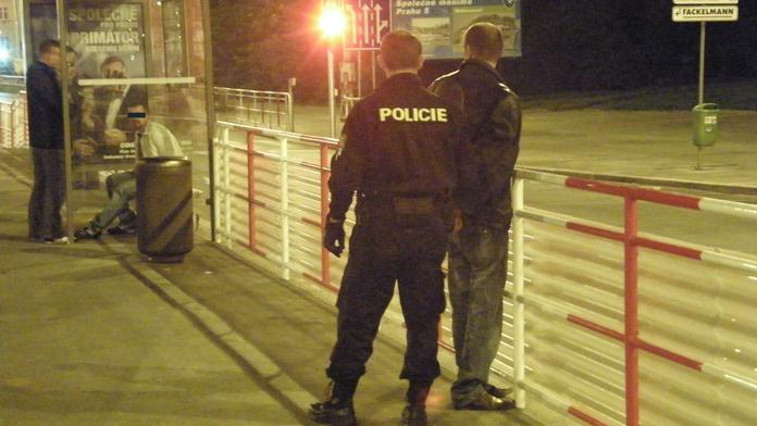Bitka a honička v centru Prahy, skupina mužů se porvala s policisty
