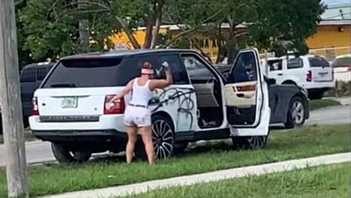 Drsná pomsta. Rozzuřená žena rozmlátila luxusní SUV kladivem
