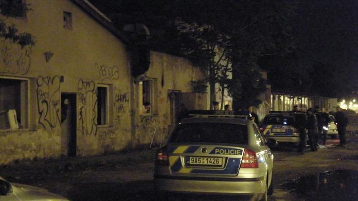 Muži se v pražském squatu pobili sekyrou kvůli hluku