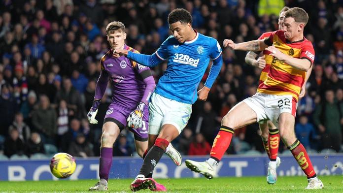 Divočina ve Skotsku. Rangers dali kontroverzní gól, pak schválně inkasovali