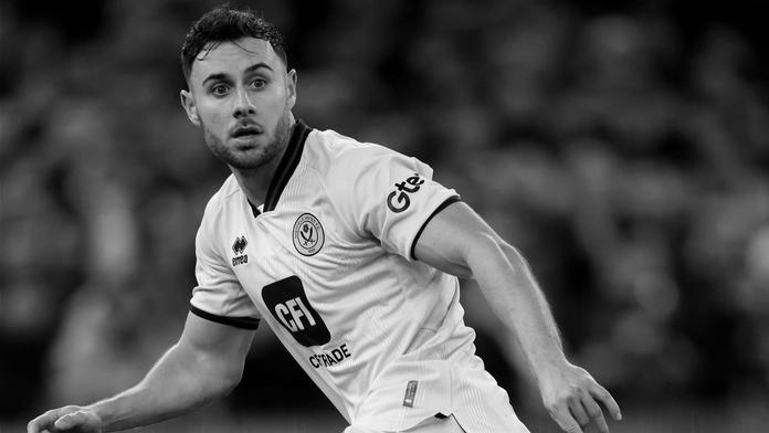 Minuta ticha a černé pásky. Řekové a Angličané uctí zesnulého fotbalistu
