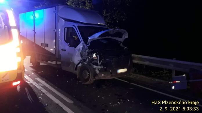 Na Plzeňsku narazila dodávka do traktoru, který sekal trávu u silnice