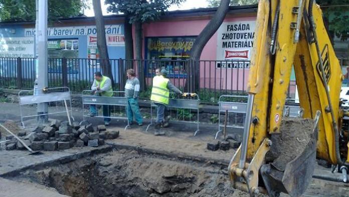 Havárie vodovodu v Praze 10 omezila provoz tramvaje