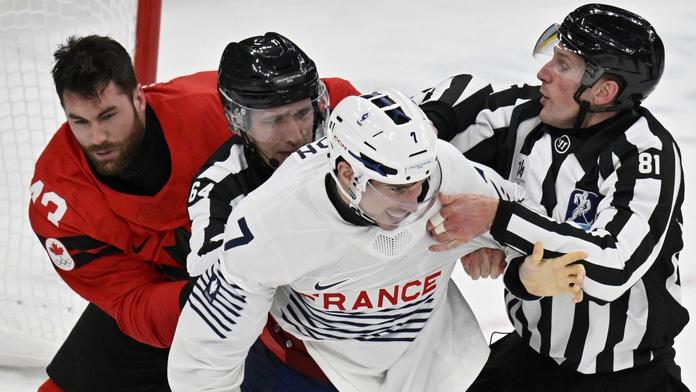 Francouzský hokejista vyloučen z turnaje. Prý porušil olympijského ducha