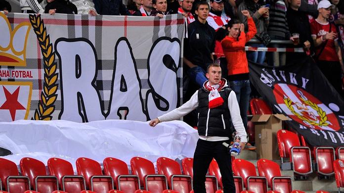 Dusno ve Slavii před derby! Fanoušci drsně válčí mezi sebou