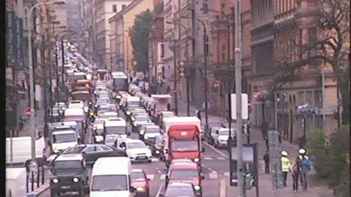 Do Prahy dnes nejezděte! Centrum uzavřela exploze, doprava kolabuje!